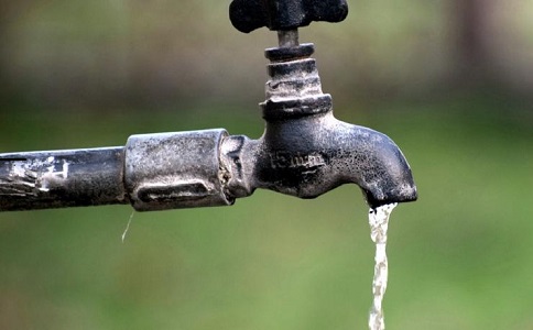 為什么飲用水中有奇怪的異味？